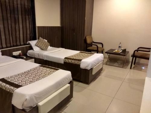 Hotel Jk Rooms 121 Shaheen Int.-nr. Mahindra Co.-midc