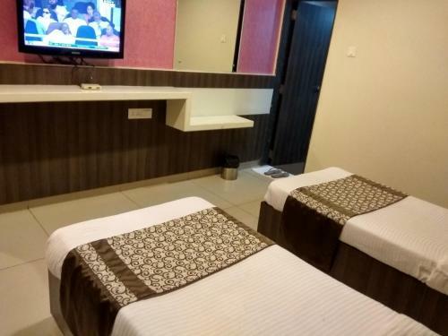 Hotel Jk Rooms 121 Shaheen Int.-nr. Mahindra Co.-midc
