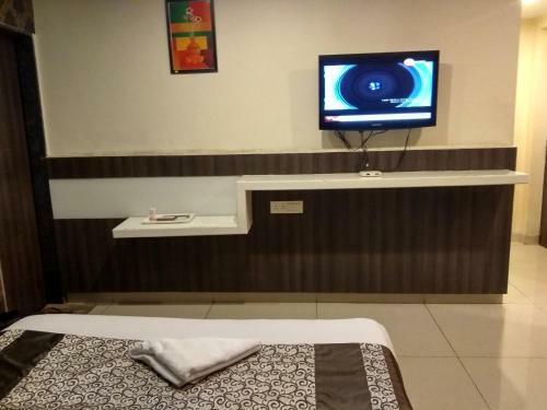 Hotel Jk Rooms 121 Shaheen Int.-nr. Mahindra Co.-midc