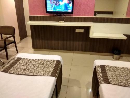 Hotel Jk Rooms 121 Shaheen Int.-nr. Mahindra Co.-midc