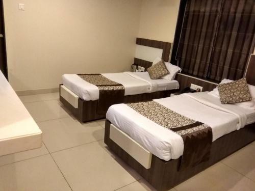 Hotel Jk Rooms 121 Shaheen Int.-nr. Mahindra Co.-midc