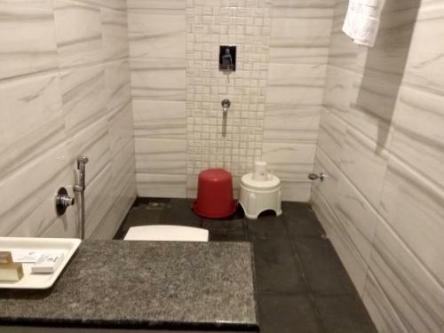 Hotel Jk Rooms 121 Shaheen Int.-nr. Mahindra Co.-midc
