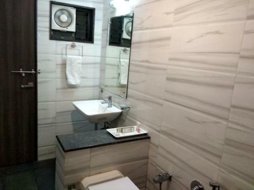 Hotel Jk Rooms 121 Shaheen Int.-nr. Mahindra Co.-midc