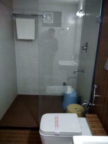Hotel Jk Rooms 121 Shaheen Int.-nr. Mahindra Co.-midc