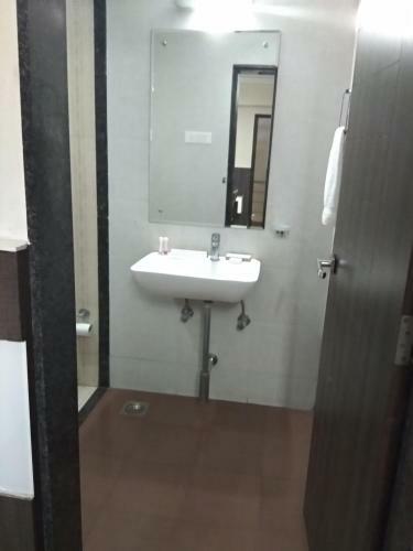 Hotel Jk Rooms 121 Shaheen Int.-nr. Mahindra Co.-midc