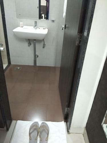 Hotel Jk Rooms 121 Shaheen Int.-nr. Mahindra Co.-midc