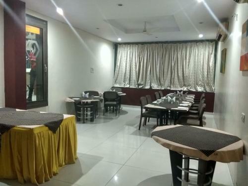 Hotel Jk Rooms 121 Shaheen Int.-nr. Mahindra Co.-midc