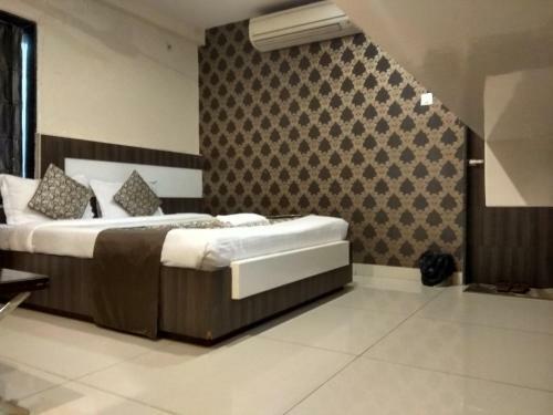 Hotel Jk Rooms 121 Shaheen Int.-nr. Mahindra Co.-midc