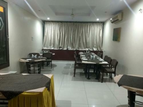 Hotel Jk Rooms 121 Shaheen Int.-nr. Mahindra Co.-midc