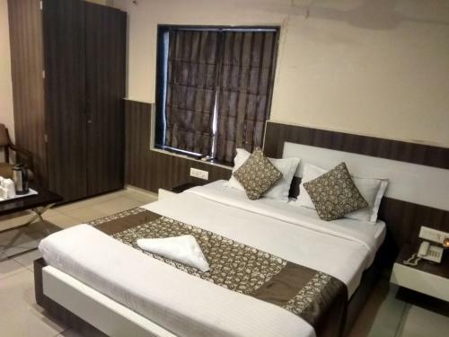 Hotel Jk Rooms 121 Shaheen Int.-nr. Mahindra Co.-midc