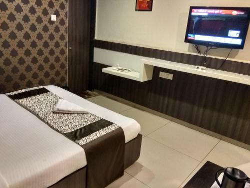 Hotel Jk Rooms 121 Shaheen Int.-nr. Mahindra Co.-midc