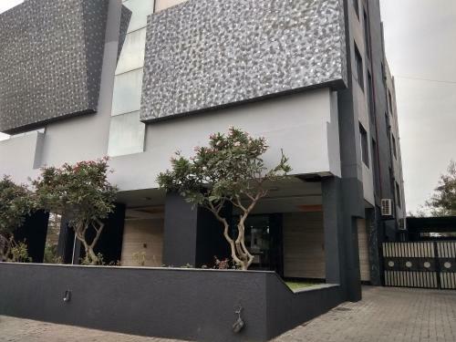 Hotel Jk Rooms 121 Shaheen Int.-nr. Mahindra Co.-midc