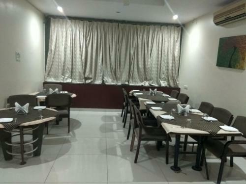 Hotel Jk Rooms 121 Shaheen Int.-nr. Mahindra Co.-midc