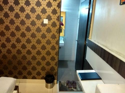 Hotel Jk Rooms 121 Shaheen Int.-nr. Mahindra Co.-midc