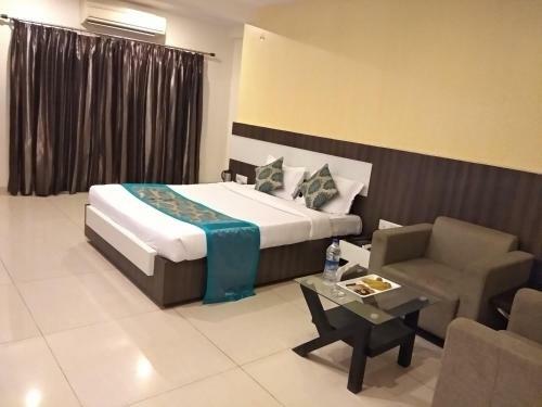 Hotel Jk Rooms 121 Shaheen Int.-nr. Mahindra Co.-midc