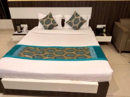 Hotel Jk Rooms 121 Shaheen Int.-nr. Mahindra Co.-midc