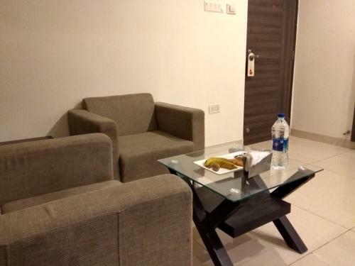 Hotel Jk Rooms 121 Shaheen Int.-nr. Mahindra Co.-midc