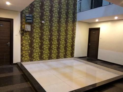 Hotel Jk Rooms 121 Shaheen Int.-nr. Mahindra Co.-midc