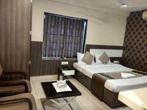 Hotel Jk Rooms 121 Shaheen Int.-nr. Mahindra Co.-midc