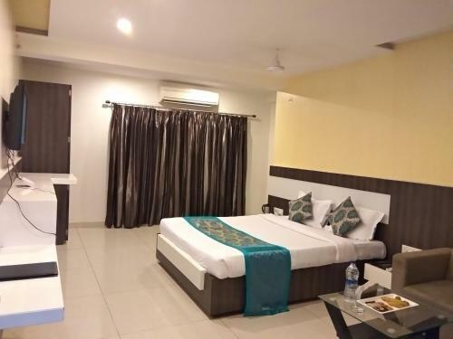 Hotel Jk Rooms 121 Shaheen Int.-nr. Mahindra Co.-midc