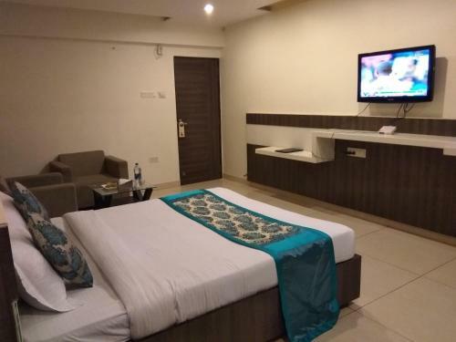 Hotel Jk Rooms 121 Shaheen Int.-nr. Mahindra Co.-midc