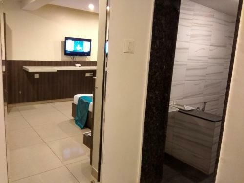 Hotel Jk Rooms 121 Shaheen Int.-nr. Mahindra Co.-midc