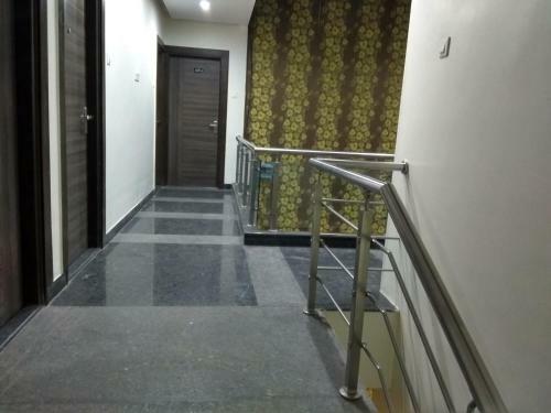 Hotel Jk Rooms 121 Shaheen Int.-nr. Mahindra Co.-midc