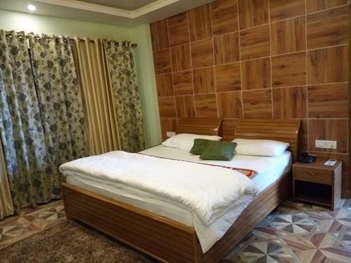 The Golden Peak, Hotel