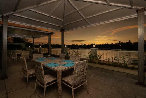 Hotel Indy Waterfront Resort