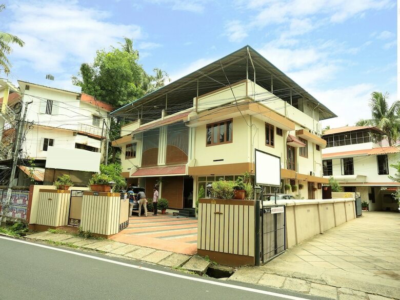 Hotel Oyo 6216 Royz Destinations