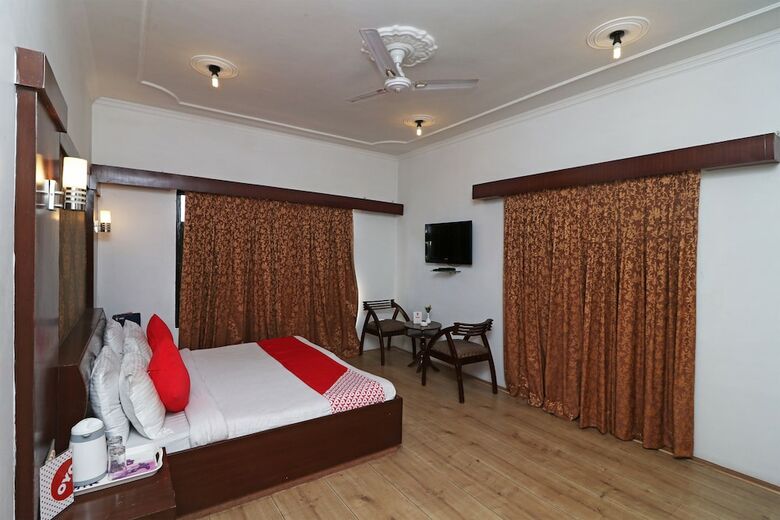 Oyo 18724 Hotel Golden Bees