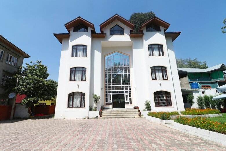 Oyo 18724 Hotel Golden Bees
