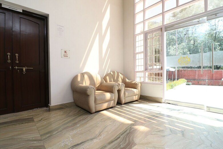 Oyo 18724 Hotel Golden Bees
