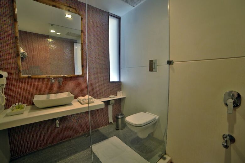 Hotel Jaisamand Island Resort