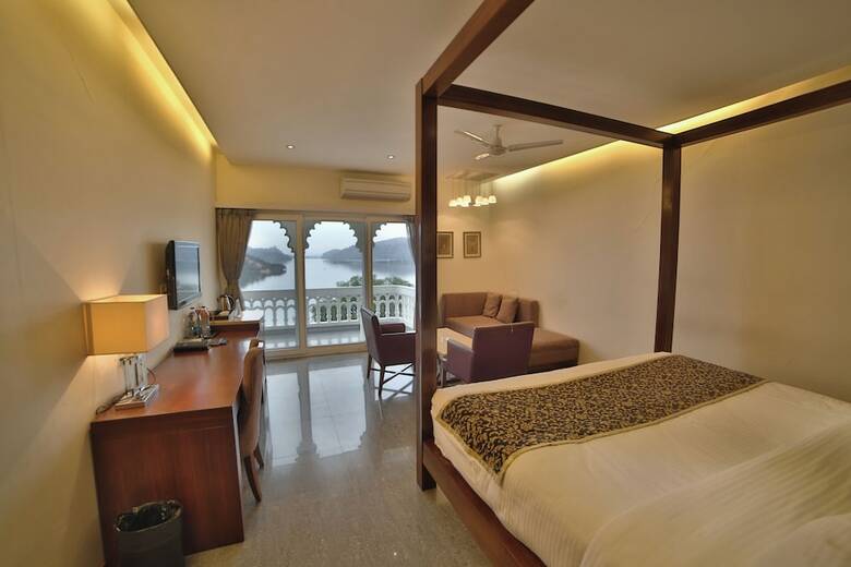 Hotel Jaisamand Island Resort