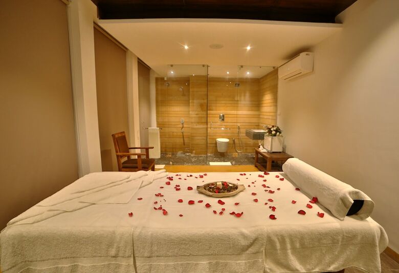 Hotel Jaisamand Island Resort