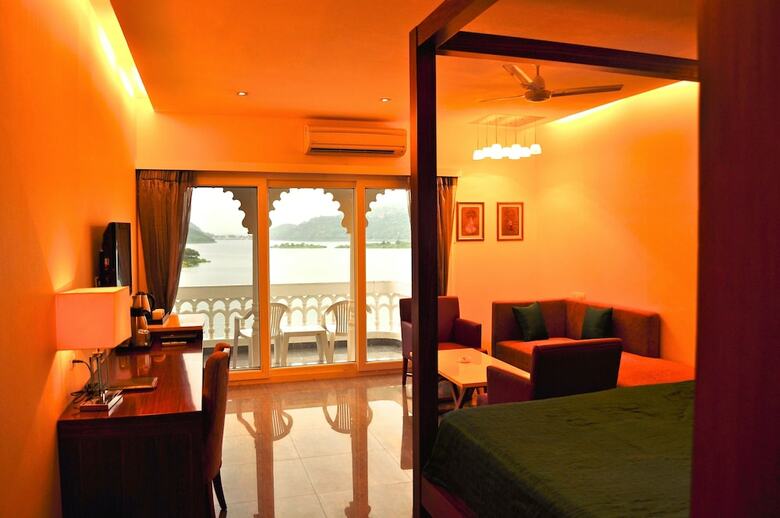 Hotel Jaisamand Island Resort