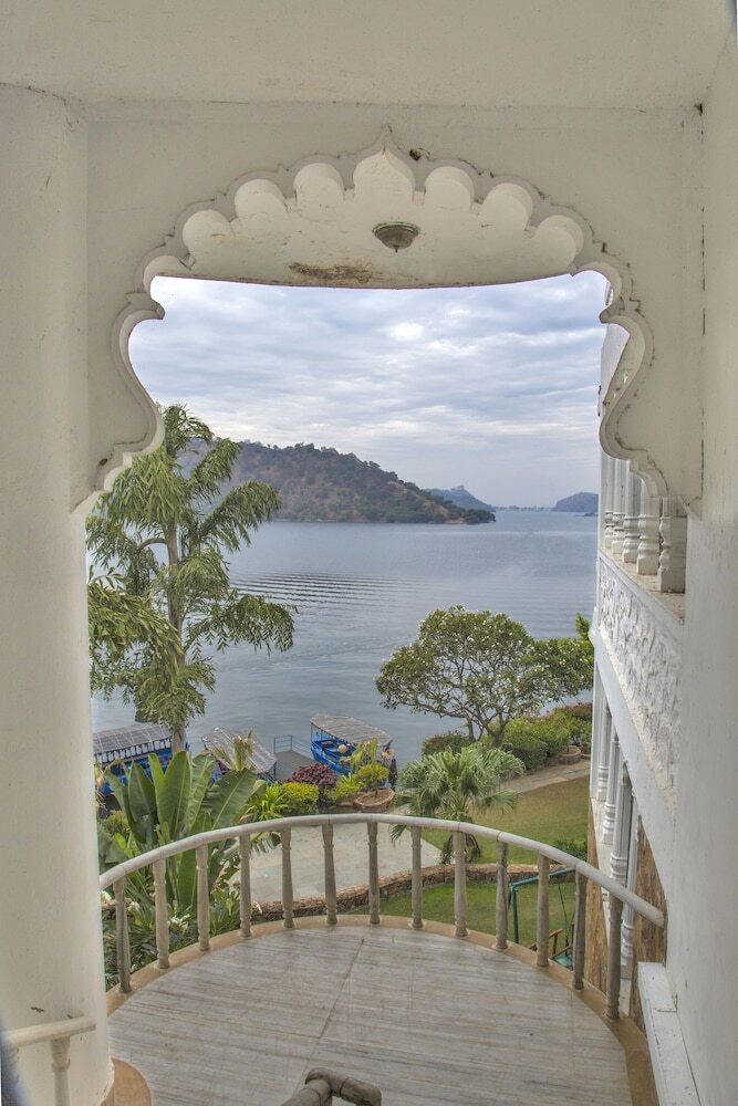 Hotel Jaisamand Island Resort