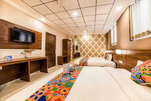 Fabhotel Damanis