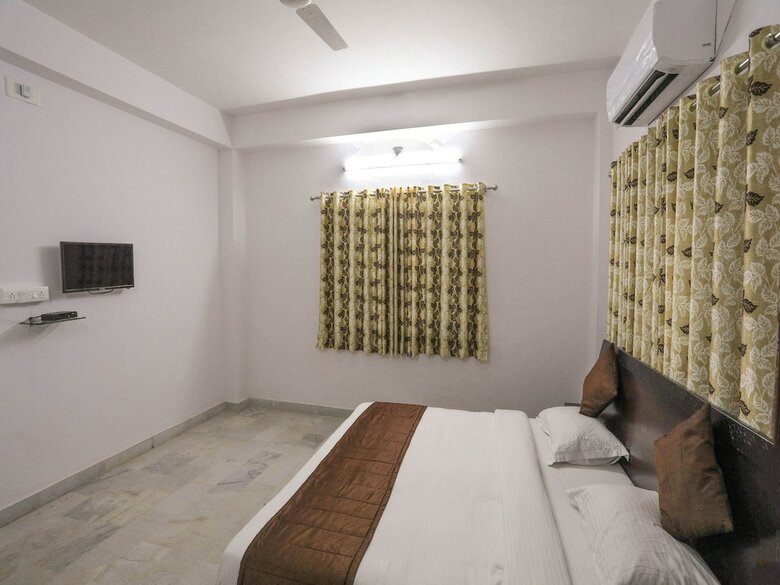 Oyo 9971 Hotel Royal T