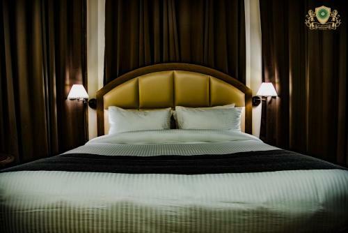 Hotel de Exotica Crest