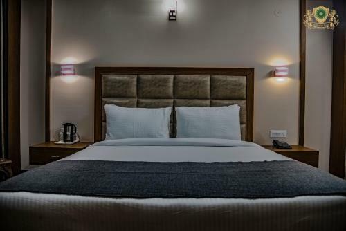 Hotel de Exotica Crest