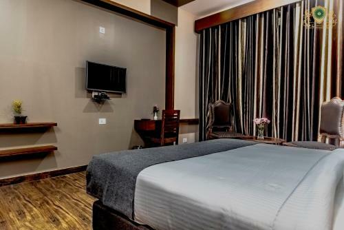 Hotel de Exotica Crest