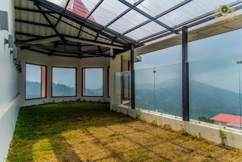 Hotel de Exotica Crest