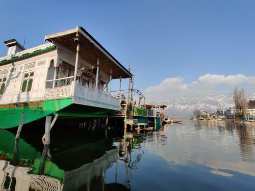 S Group Of Houseboat
