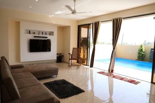 Luxury Pool Villa Malavali