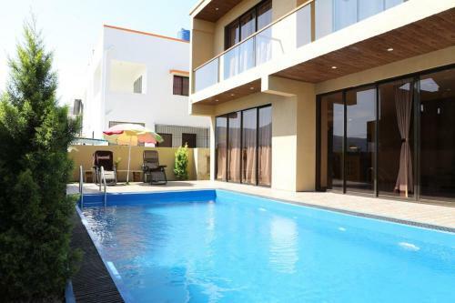 Luxury Pool Villa Malavali