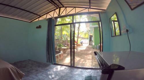 Hostal Maggies Ecohut 2