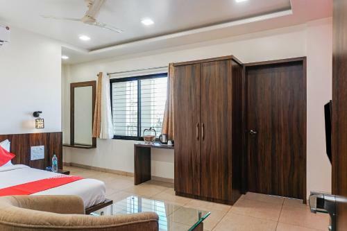 Hotel Oyo 27051 Karishma Palace