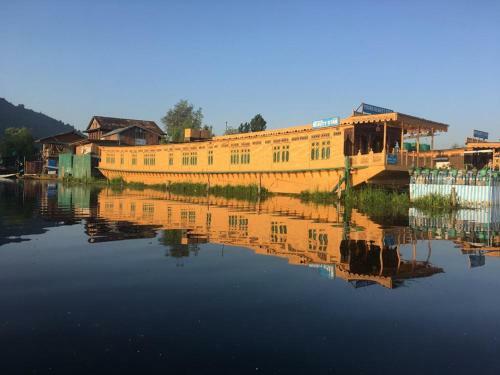 Young Beauty Star Houseboat